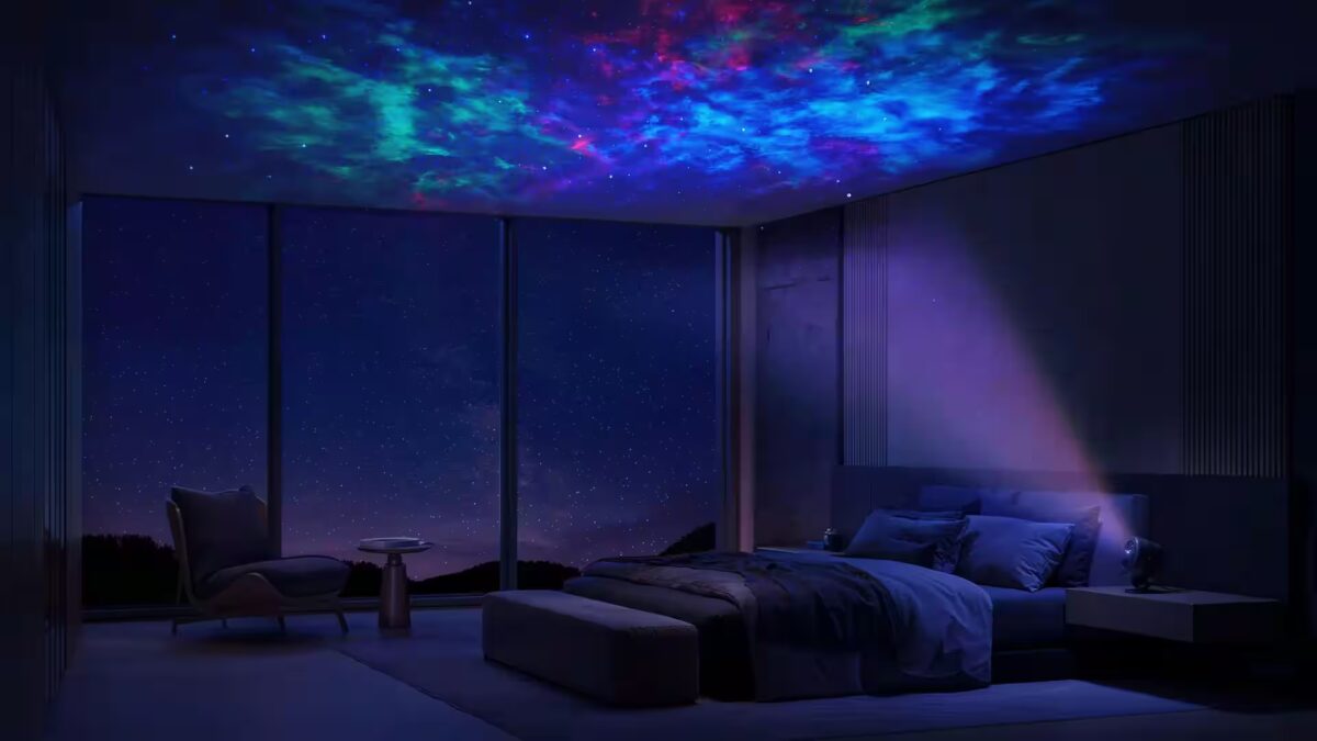 Комната с окнами, звездным небом и потолком с голубой подсветкой