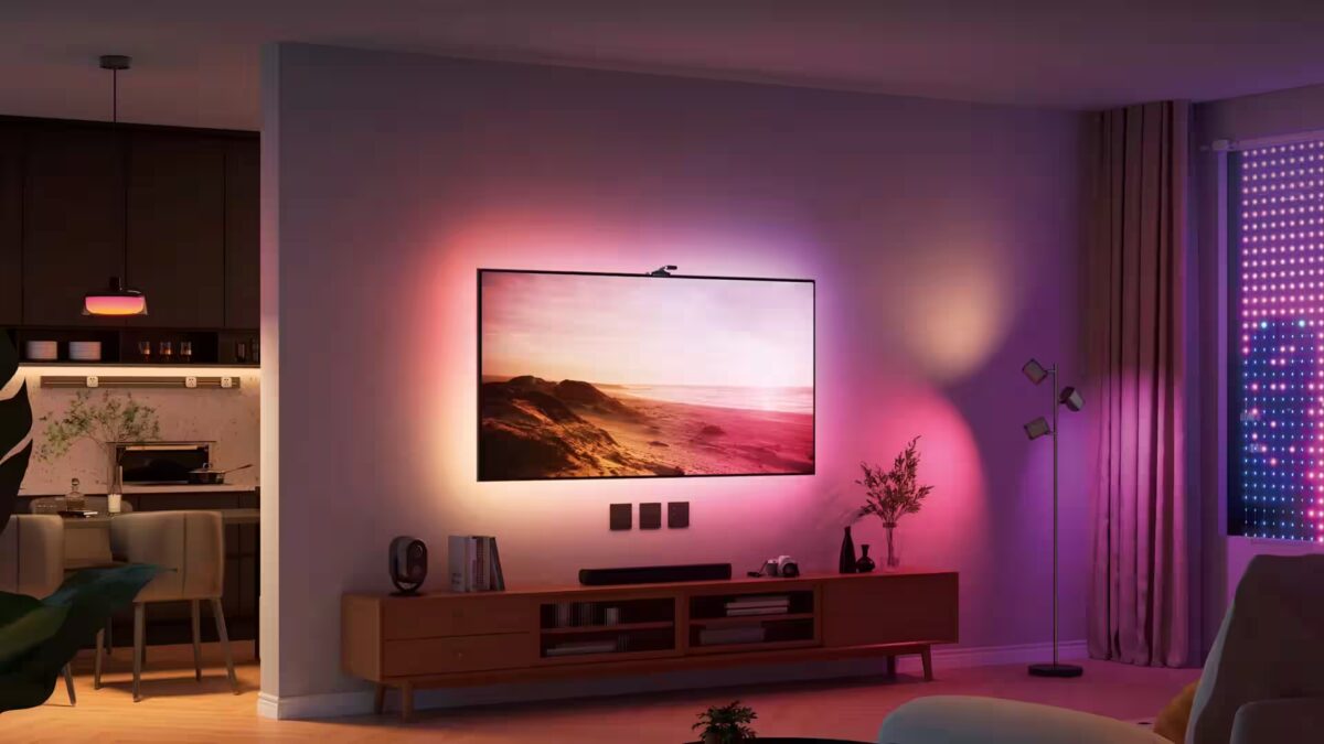 Несколько устройств для умного освещения на стене и полу