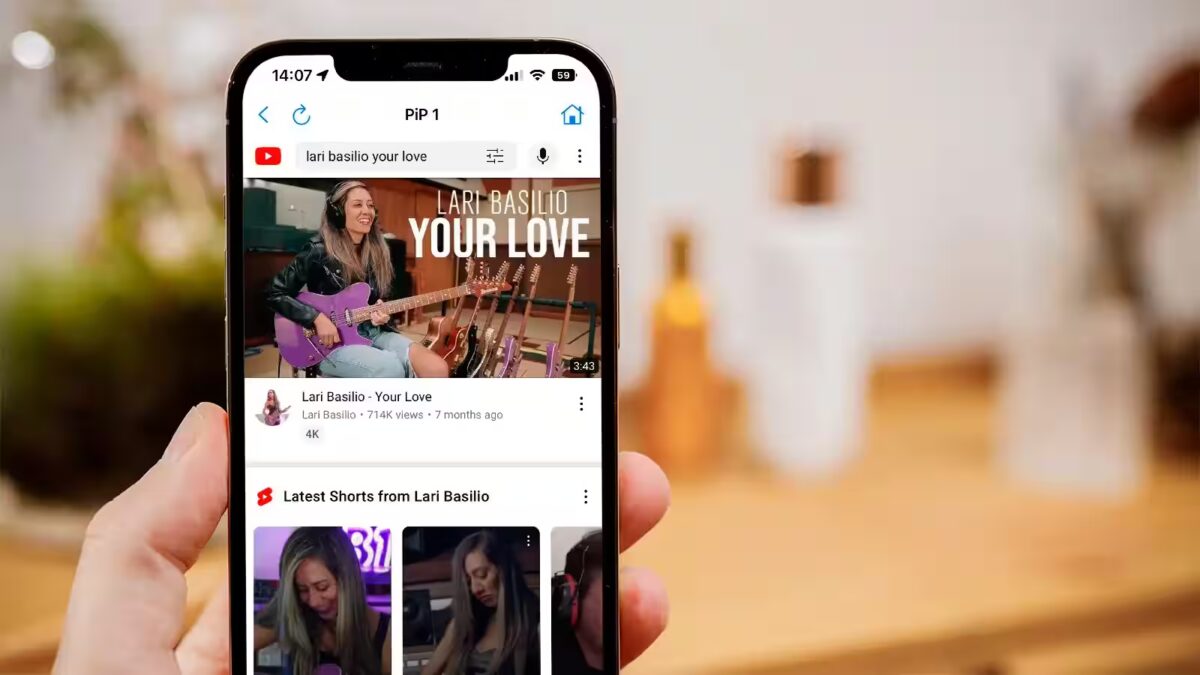 iPhone с YouTube в фоне: новые инструменты для авторов контента от YouTube на экране