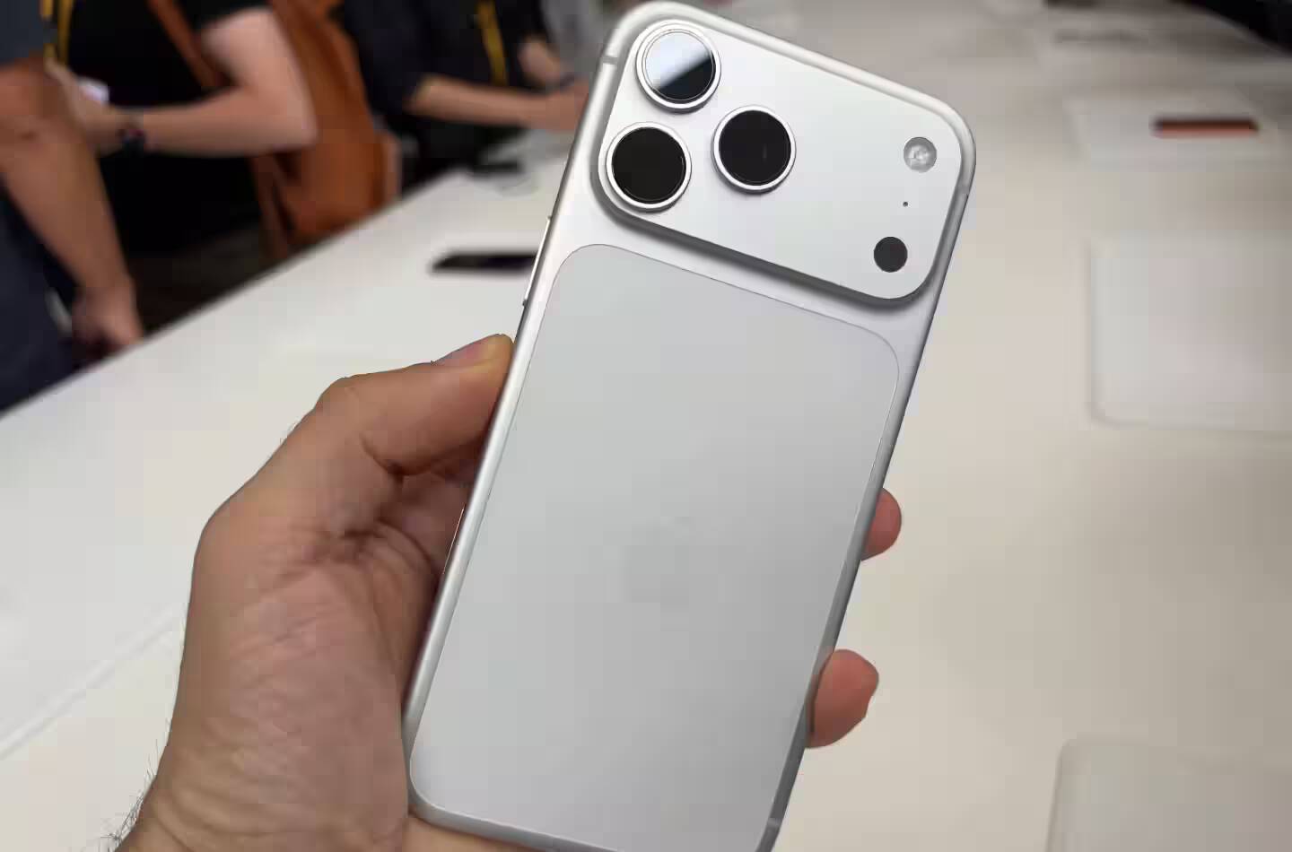 Задняя панель iPhone 17 Pro и его тройная камера