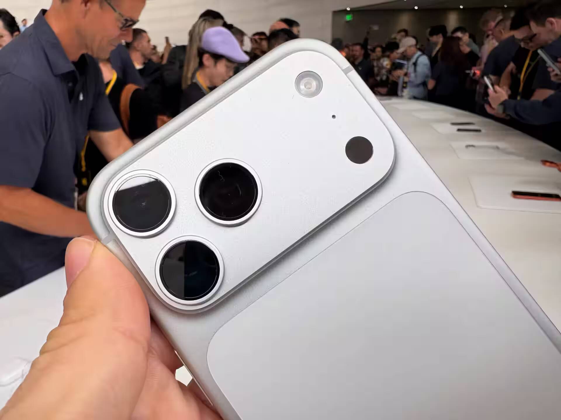 Камера нового iPhone 17 Pro и 17 Pro Max крупный план с задней стороны