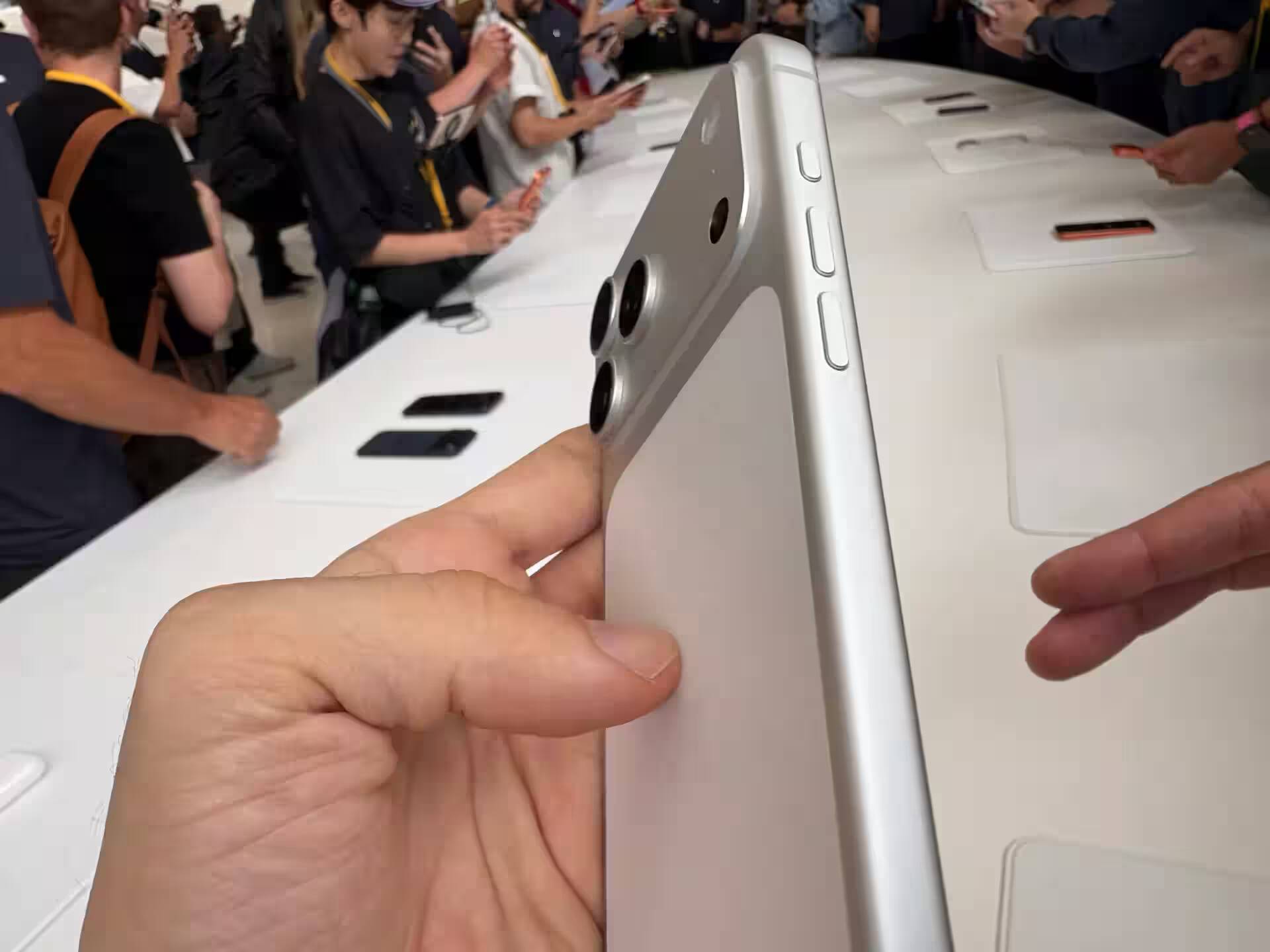 Рука держит серебристый iPhone 17 Pro с тремя камерами