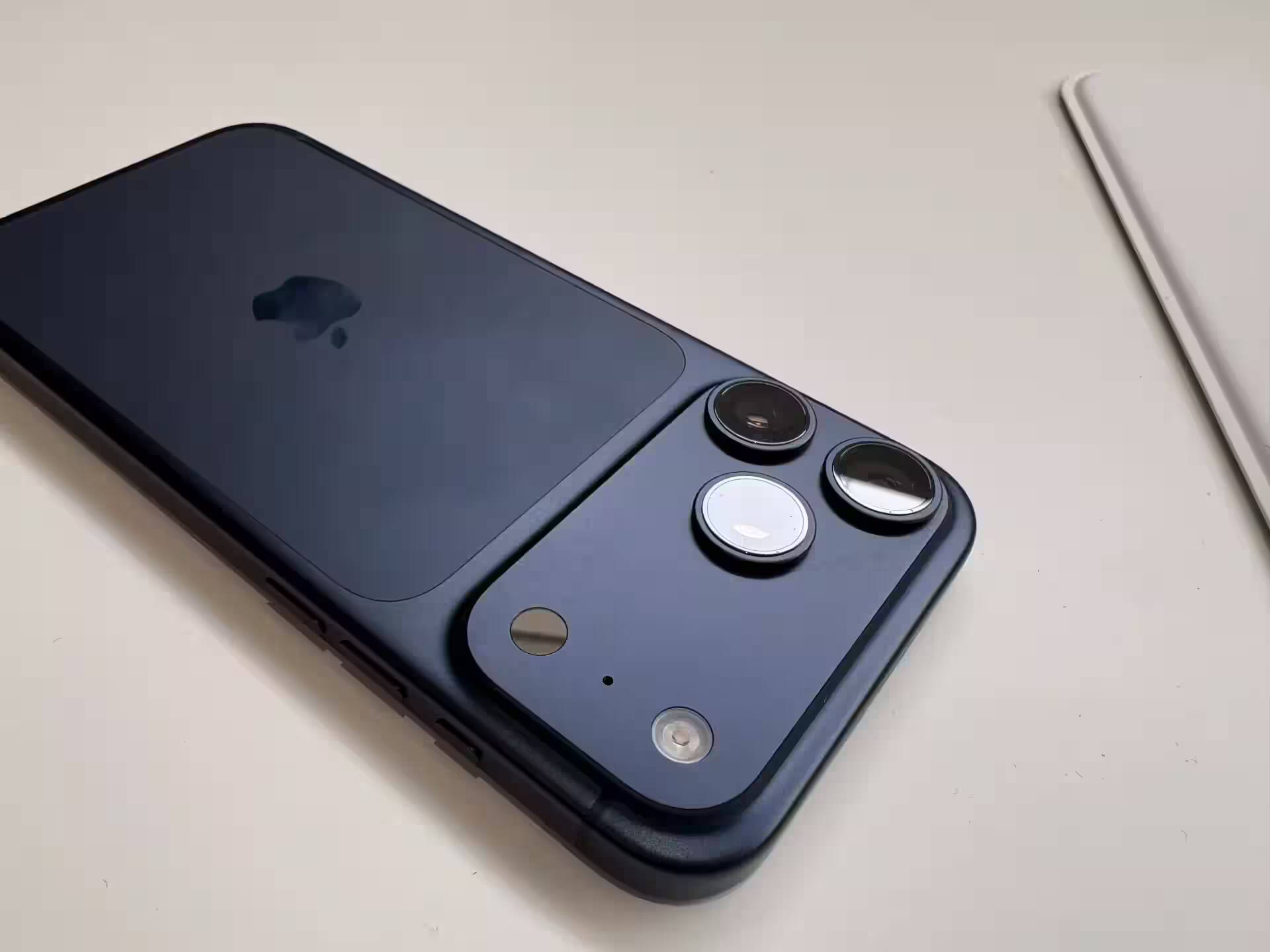 Задняя часть iPhone 17 Pro с тремя камерами и синим покрытием