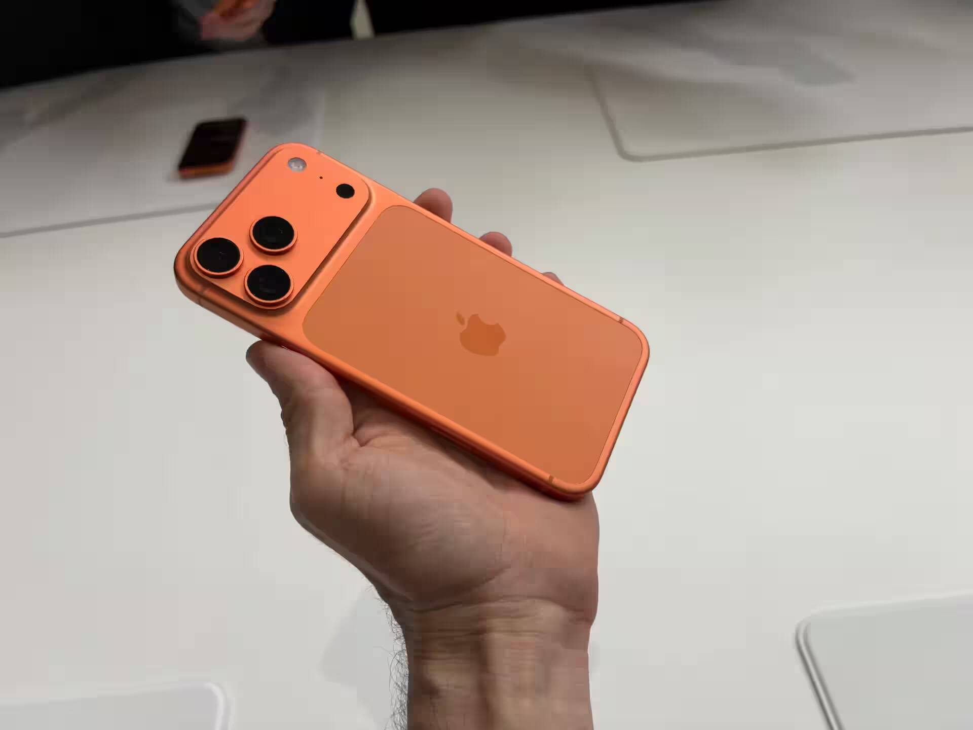 Розовый iPhone 17 Pro Max с тремя камерами