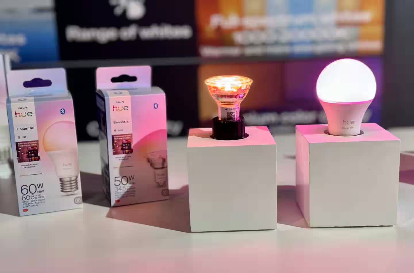 Умные лампы Philips Hue с подсветкой и упаковки