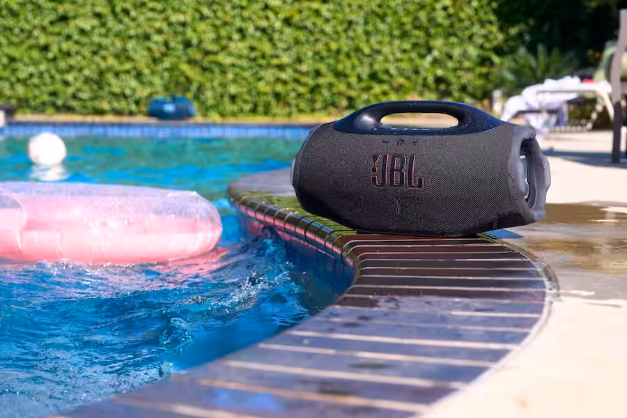 JBL Boombox 4 представлена с AI Sound Boost и USB-C аудио 9 jbl boombox 4 pool lifestyle 1