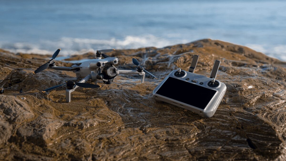Радиоуправляемый дрон DJI Mini 5 Pro на каменистой поверхности