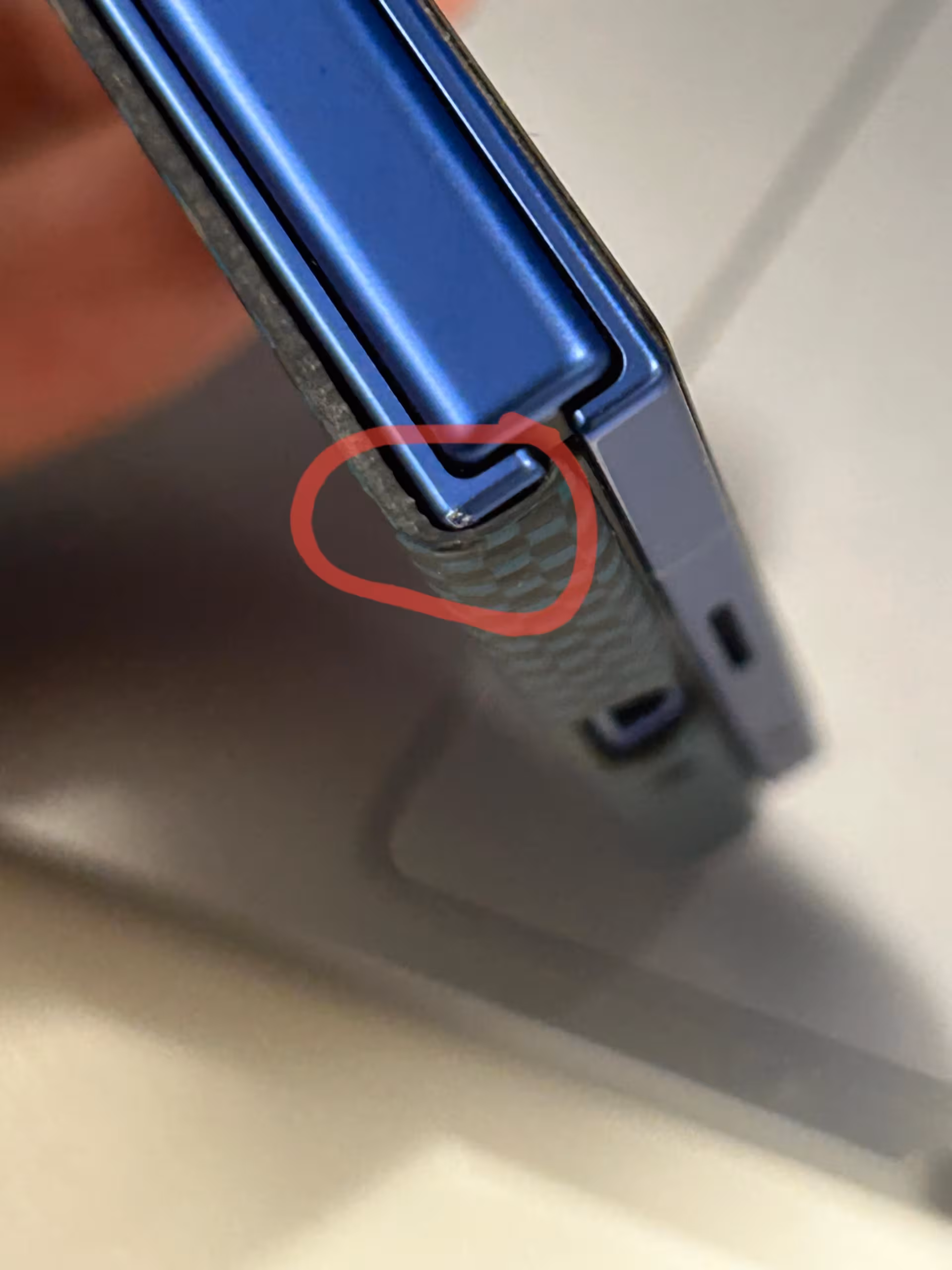 У Samsung Galaxy Z Fold 7 облезает краска на корпусе 7 paint started peeling off z fold 7 v0 vrcvi9wjxqjf1.jpeg scaled