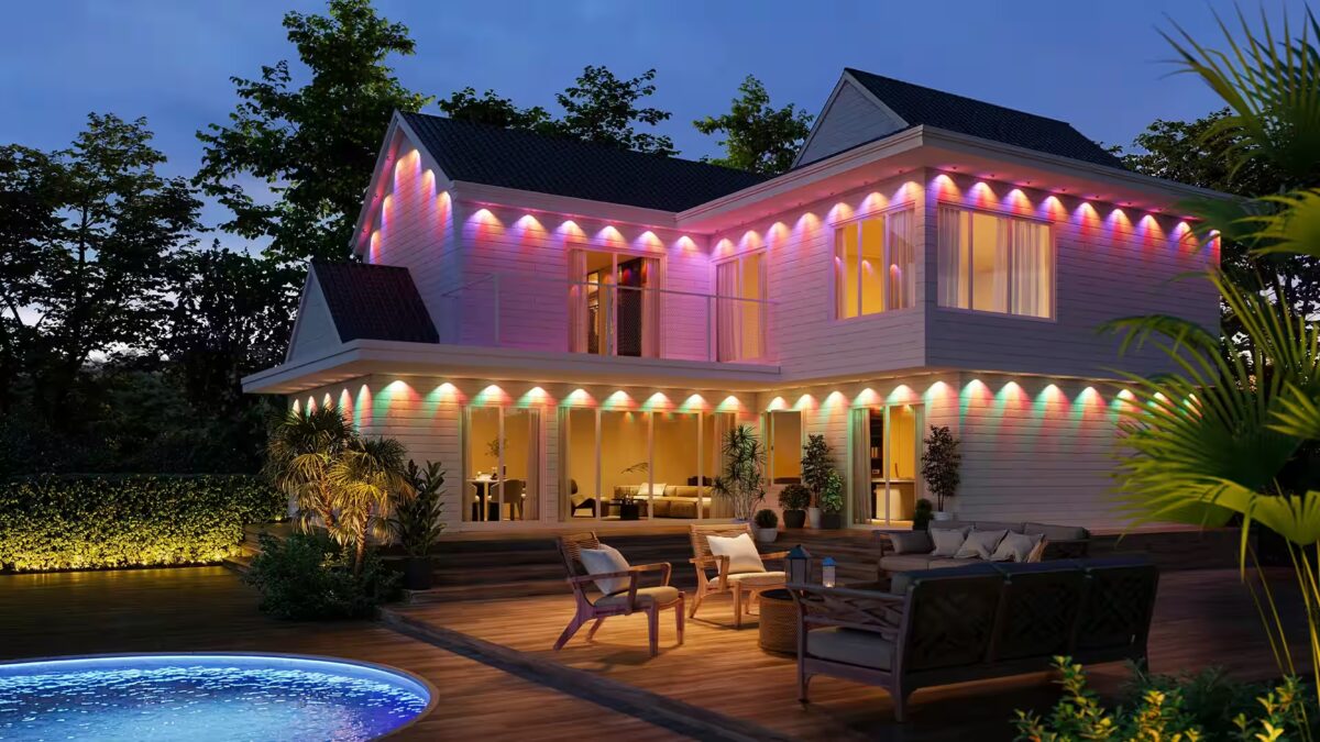 Освещённый дом с уютным двориком и бассейном