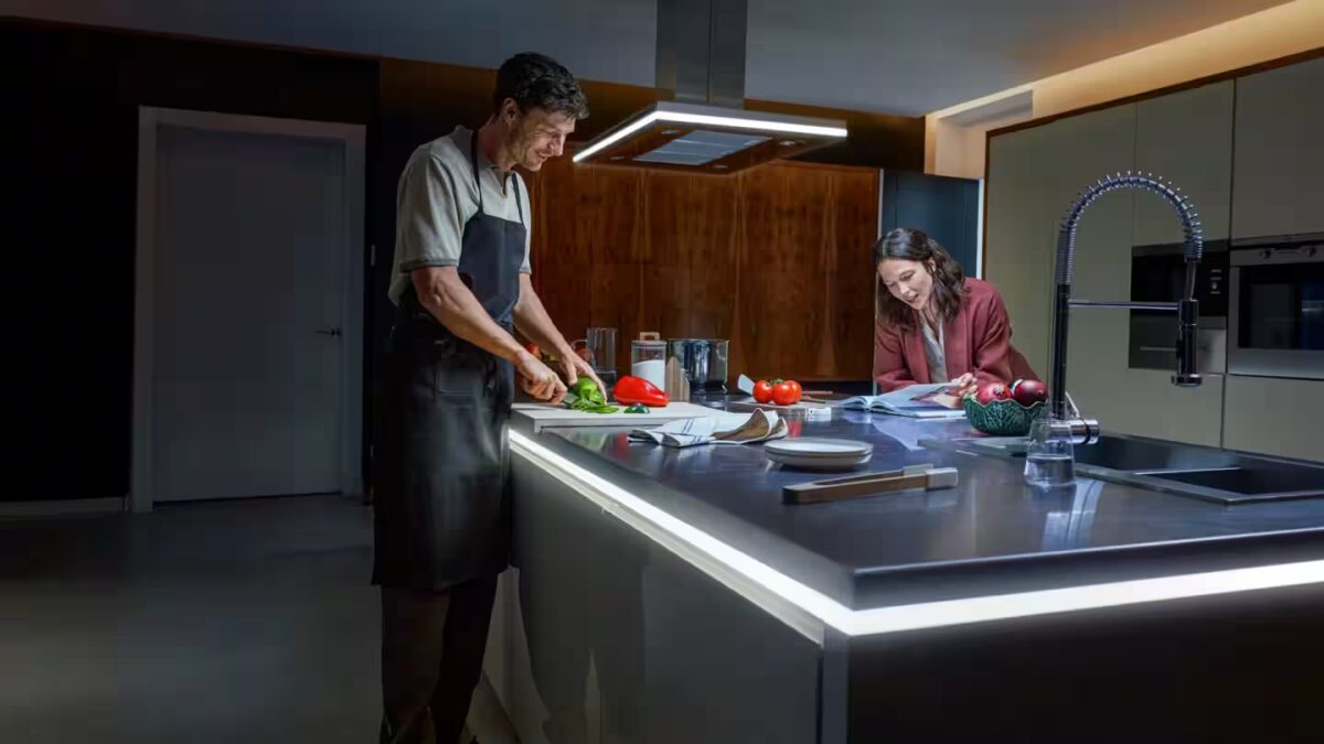 IFA 2025: Philips представила новые умные лампы Hue, ленты и Bridge Pro 13 philips hue omniglow strip light 1.jpg