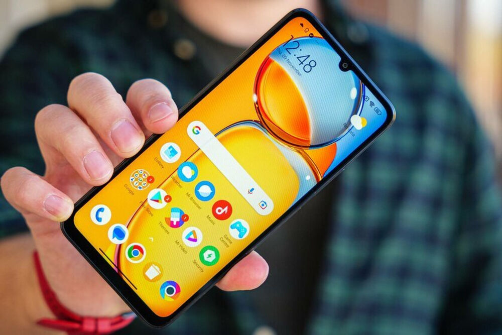 Смартфон Poco C85 в руке крупный план экран интерфейс