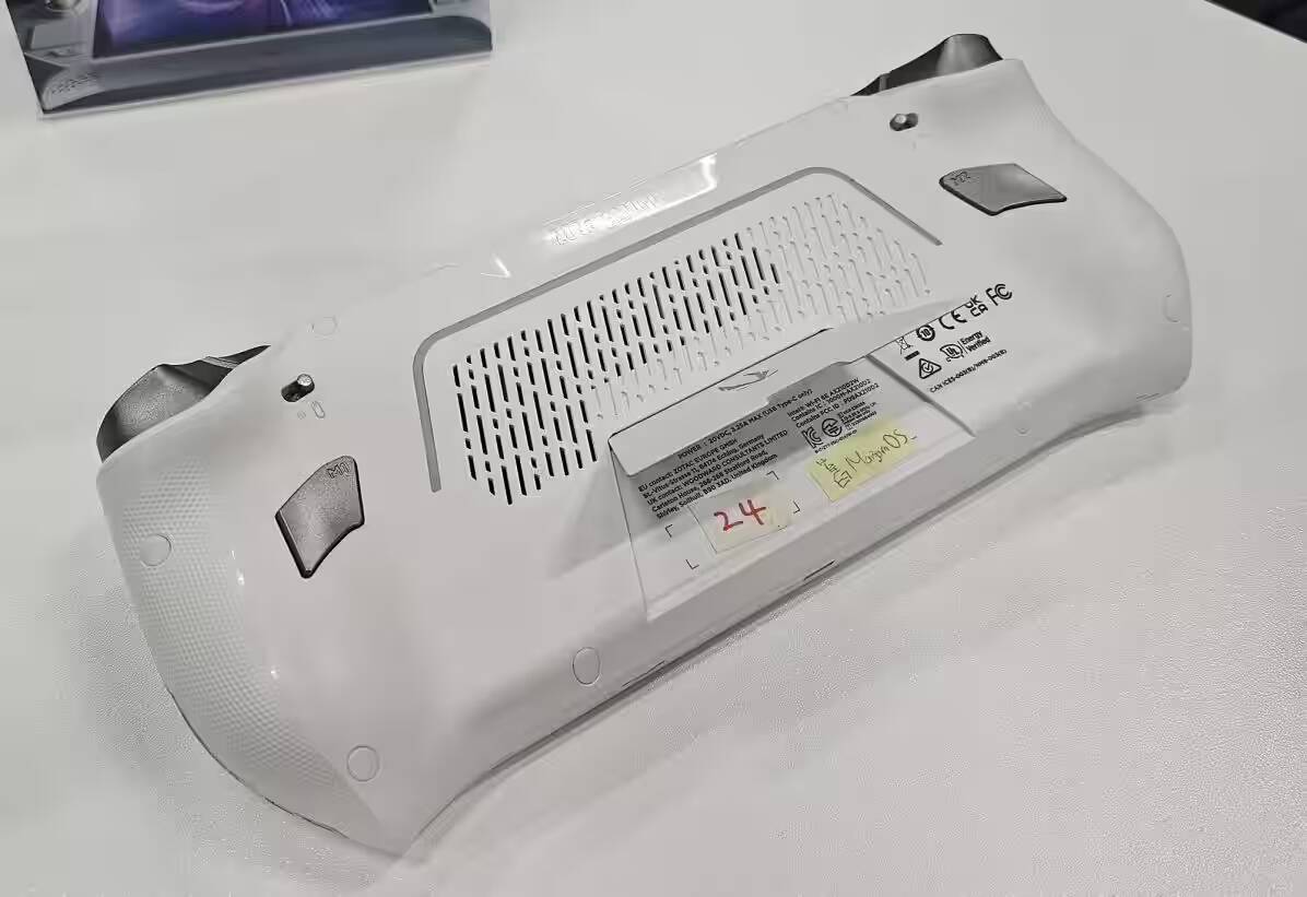 Задняя сторона портативной консоли Zotac Zone Pro уточнённые вентиляционные отверстия и крышки отсеков