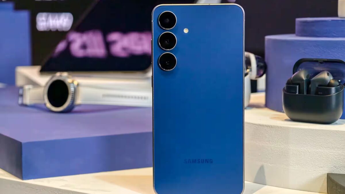 Синий смартфон Samsung с тремя камерами сзади