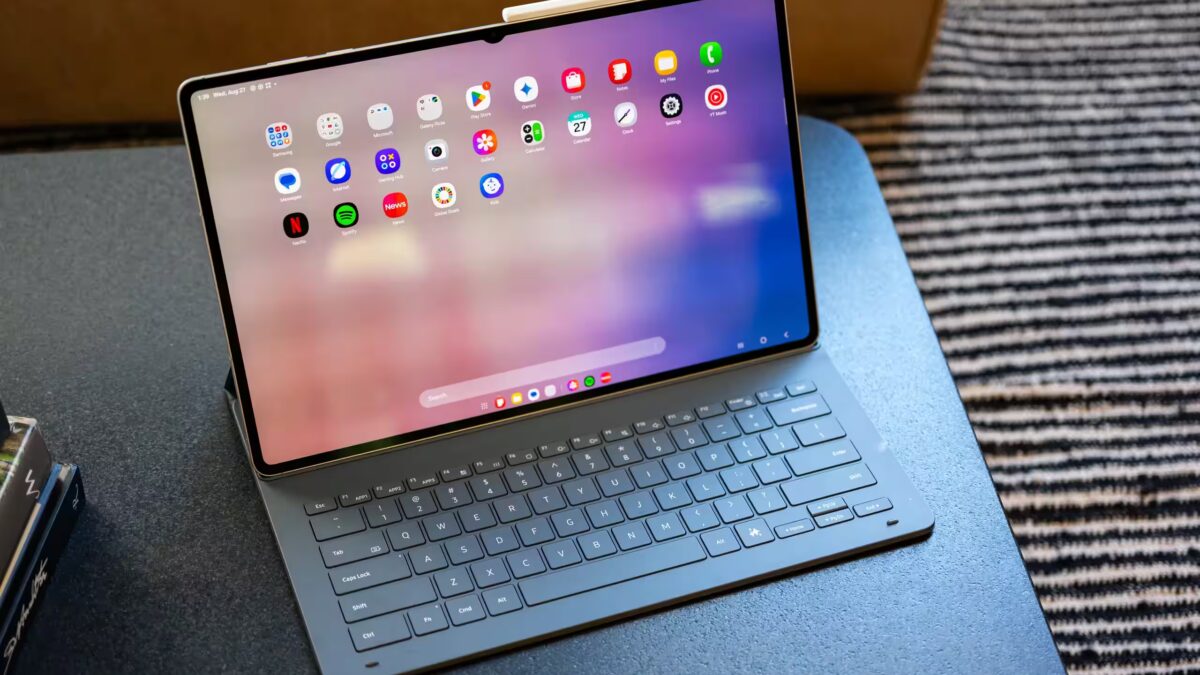 Планшет с клавиатурой и иконками приложений на экране