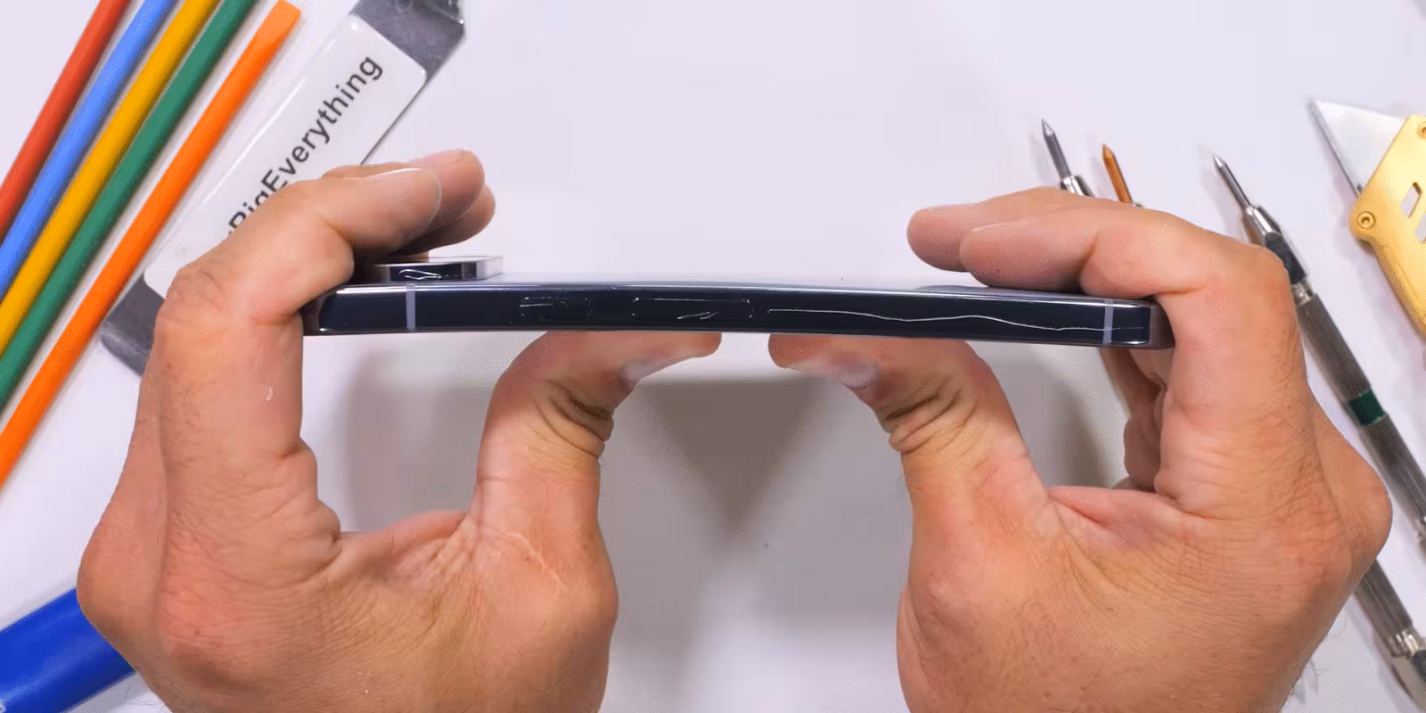 Pixel 10 Pro XL выдержал тест на прочность JerryRigEverything 2 screenshot 2025 09 01 212145