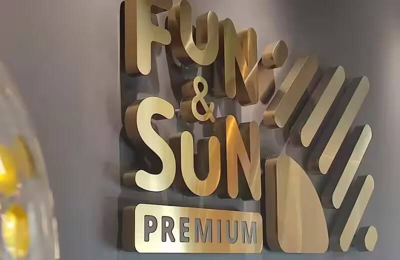 Объемная светящаяся надпись Fun & Sun премиум на стене