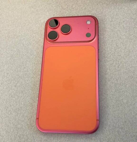 Владельцы оранжевого iPhone 17 Pro жалуются на внезапное изменение цвета корпуса 6 iphone 17 pro discoloration 3