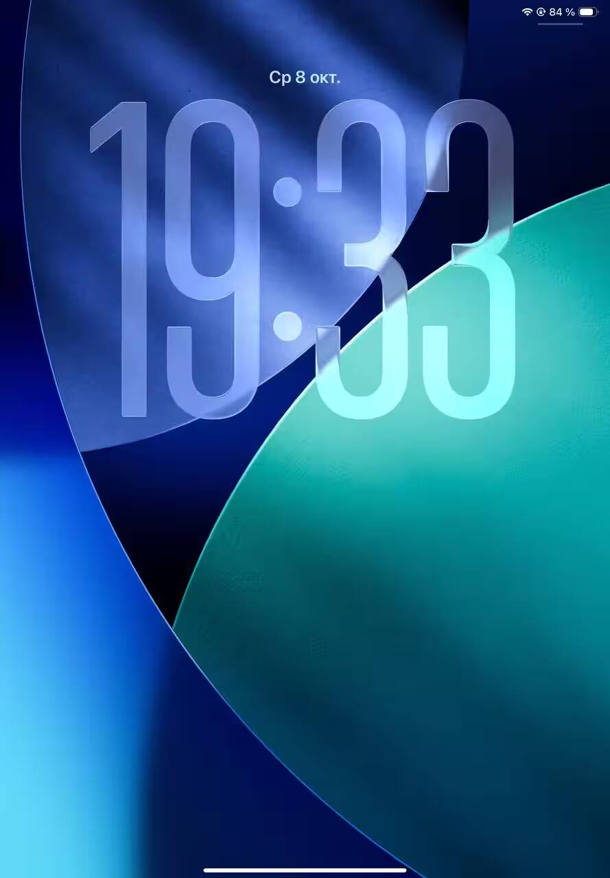 Обзор iPadOS 26: многозадачность, «Файлы» и многое другое 1 Экран iPadOS 26 с крупной цифровой часовой стрелкой
