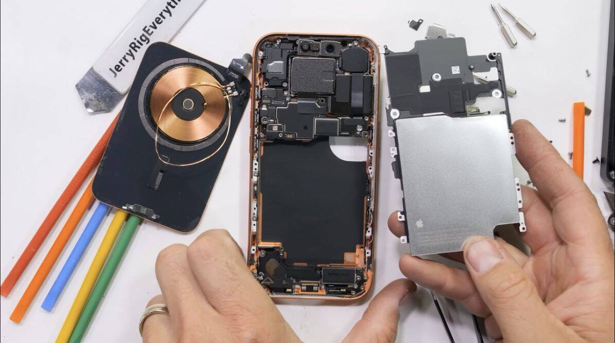 Вскрытие iPhone 17 Pro выявило усовершенствованную систему охлаждения и простую замену АКБ 4 qirtg9su2wib0nws5ezgngtvzque0yiiz0rz2gus