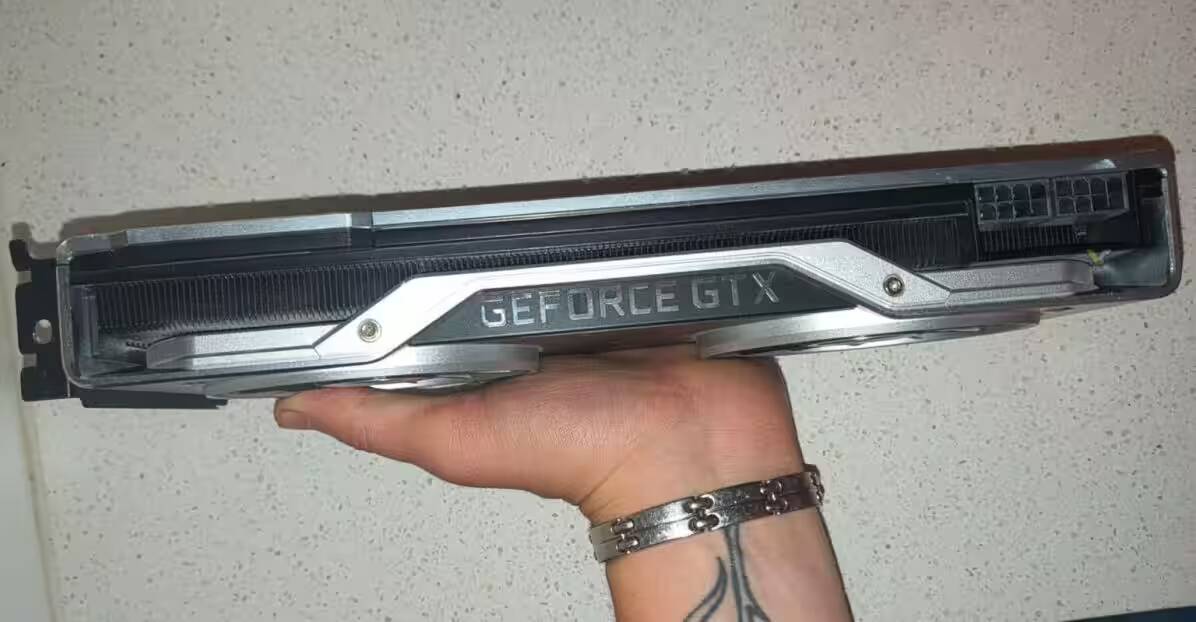 Вид на графическую карту GeForce GTX 2080 Ti с охлаждением
