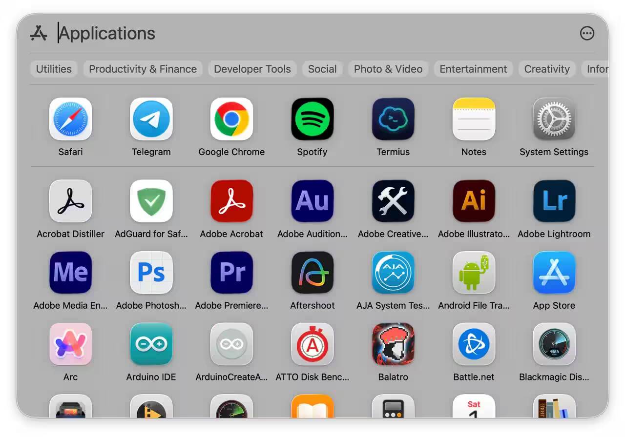 Обзор macOS 26 Tahoe: свежий дизайн и мир без Launchpad 7 Экран приложений на macOS 26 Tahoe с папками и иконками