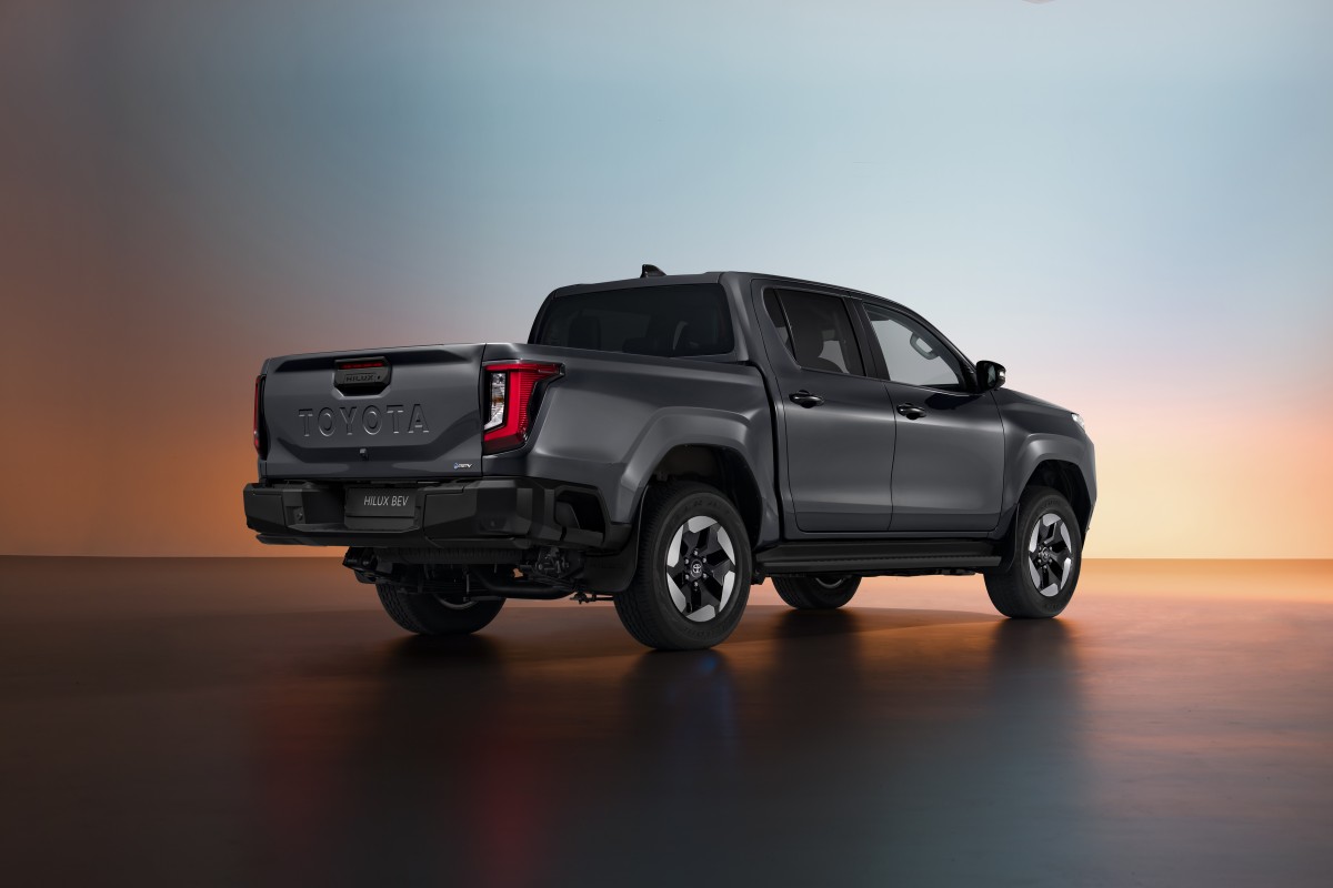 Toyota представила первый электрический Hilux 1 Интерьер Ford Mustang Mach-E для повседневной езды кресла центр дисплей