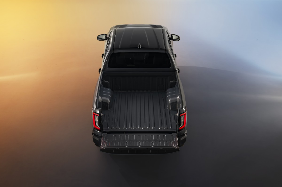 Toyota представила первый электрический Hilux 2 Черный и желтый электромобиль Honda в профиль