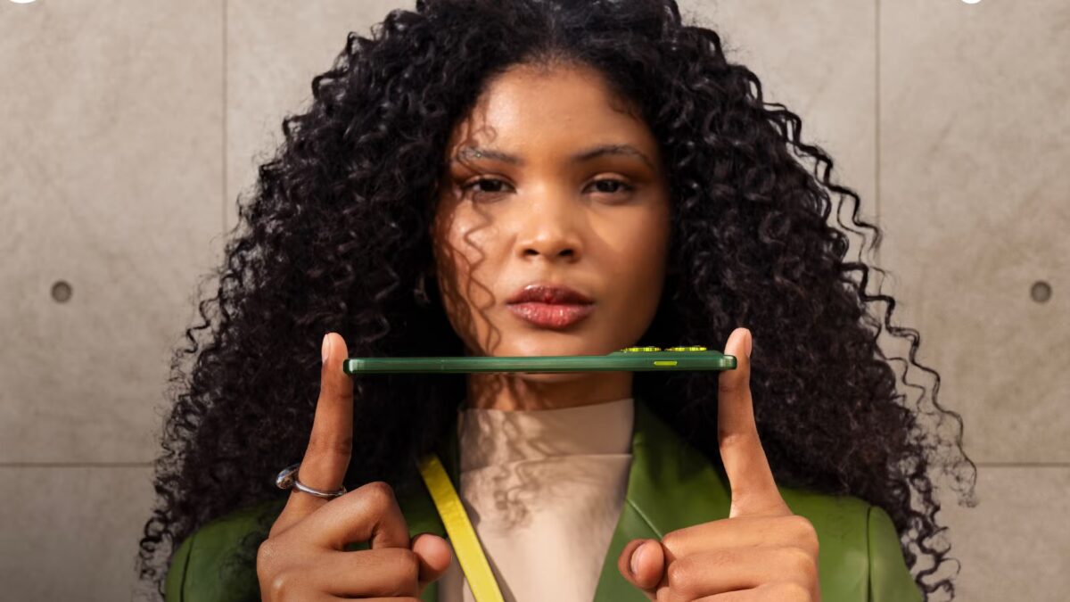 Motorola представила ультратонкий смартфон Edge 70 3 moto edge 70 hands