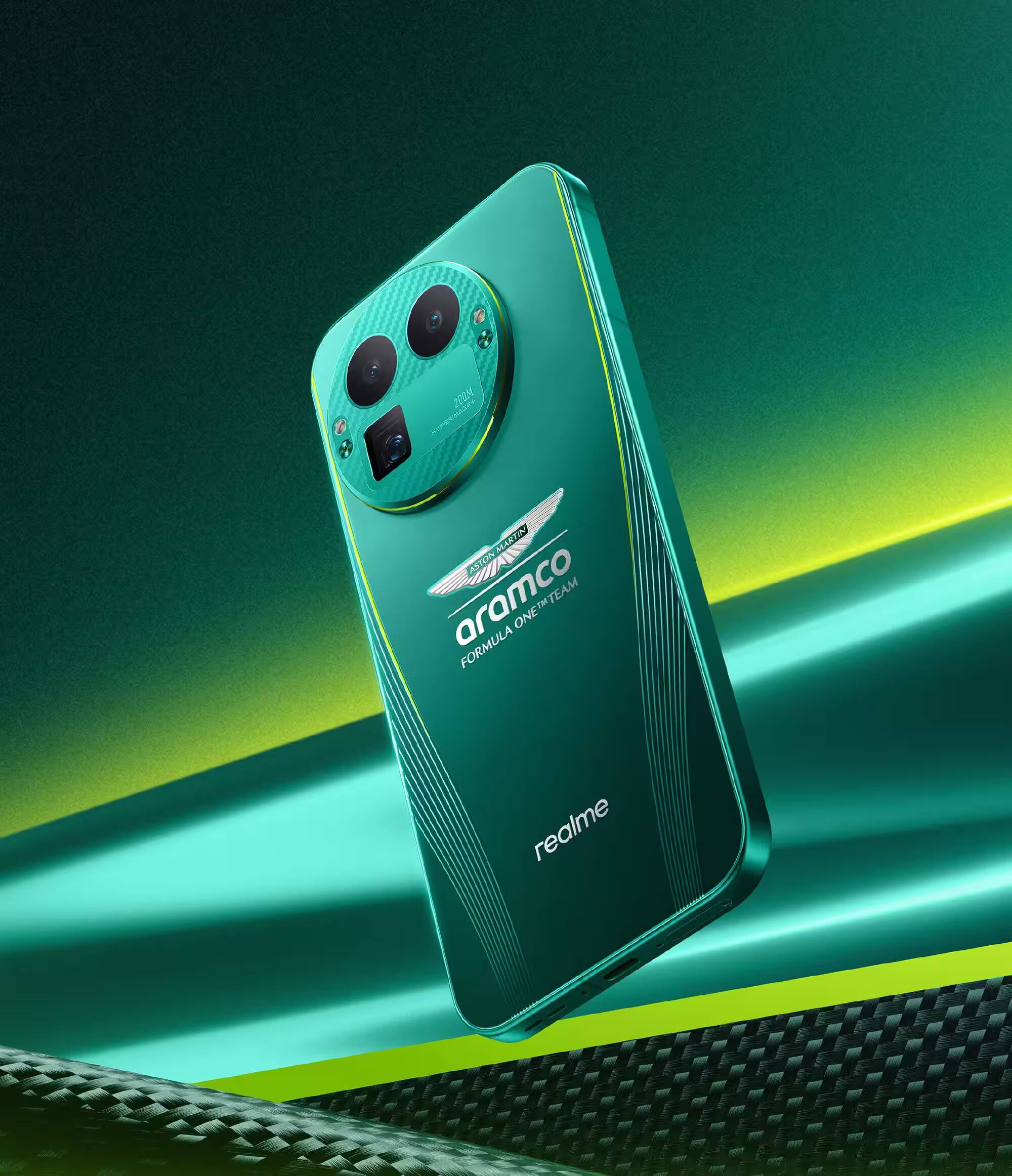 Realme GT 8 Pro Aston Martin F1 Edition поступит в продажу 10 ноября 3 смартфон Realme GT 8 Pro Aston Martin F1 Edition с задней панелью и камерой