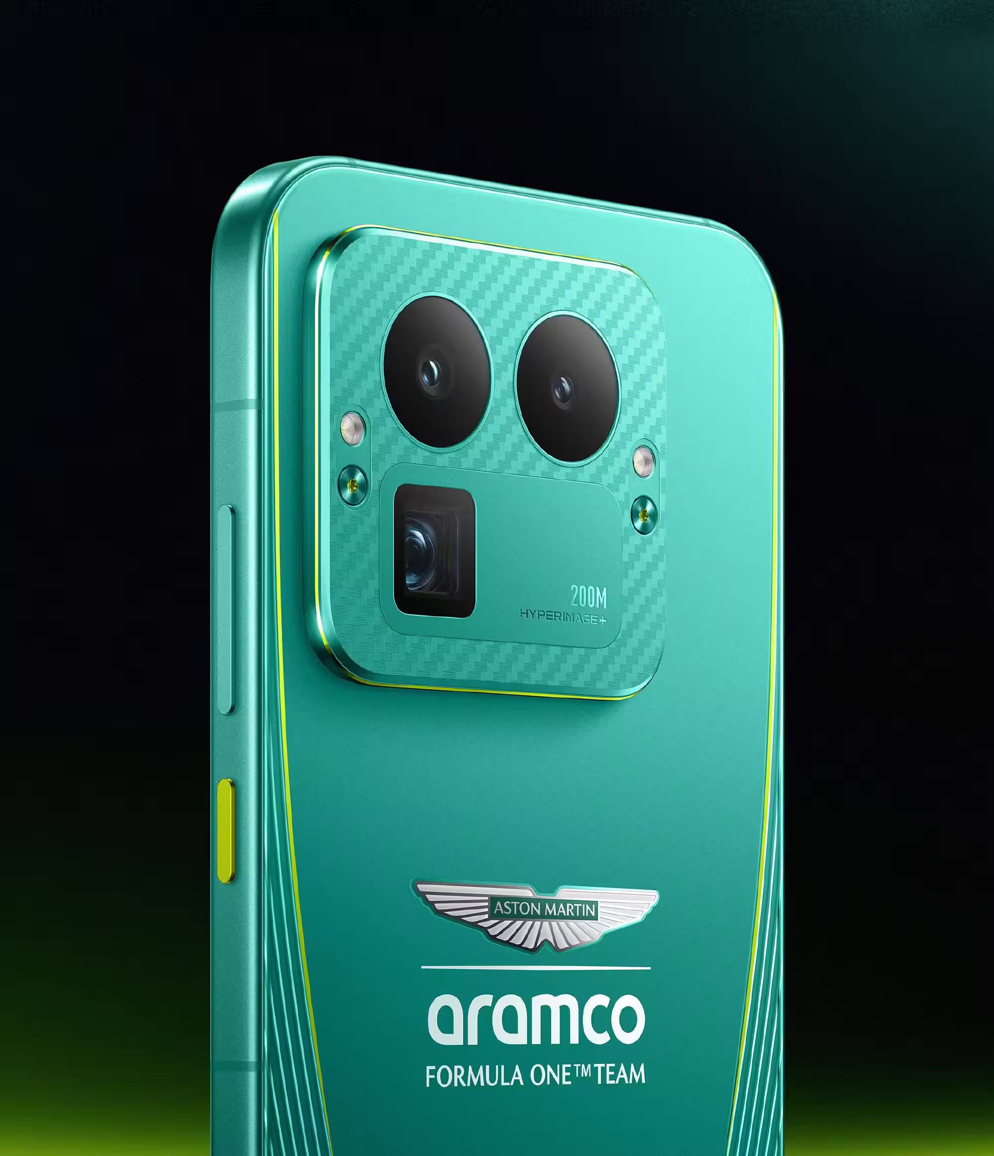 Realme GT 8 Pro Aston Martin F1 Edition поступит в продажу 10 ноября 1 Задняя панель Realme GT 8 Pro Aston Martin F1 Edition с логотипом бренда и камерой с двумя объективами