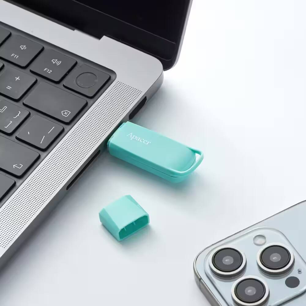 ПК с подключенным SSD Apacer из переработанного пластика