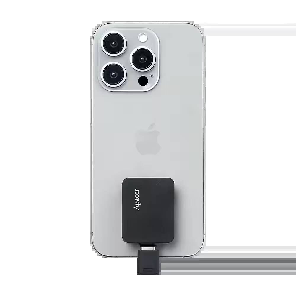 iPhone с прикрепленным SSD-накопителем Apacer на задней панели