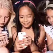 Австралия вводит запрет на соцсети для детей младше 16 лет 9 kids on social media gettyimages 843840202.jpg