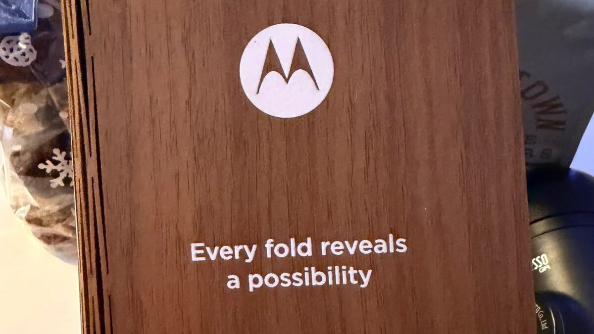 Motorola готовит свой первый складной "смартфон-книжку" 5 motorola book style foldable teaser 2
