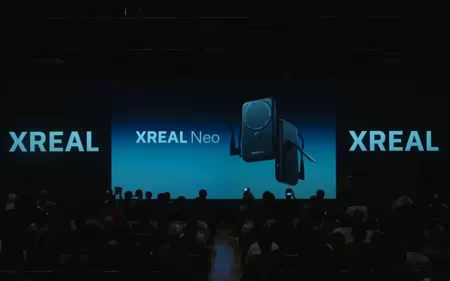 Говорящие AR-очки XREAL 1S на презентации крупным планом