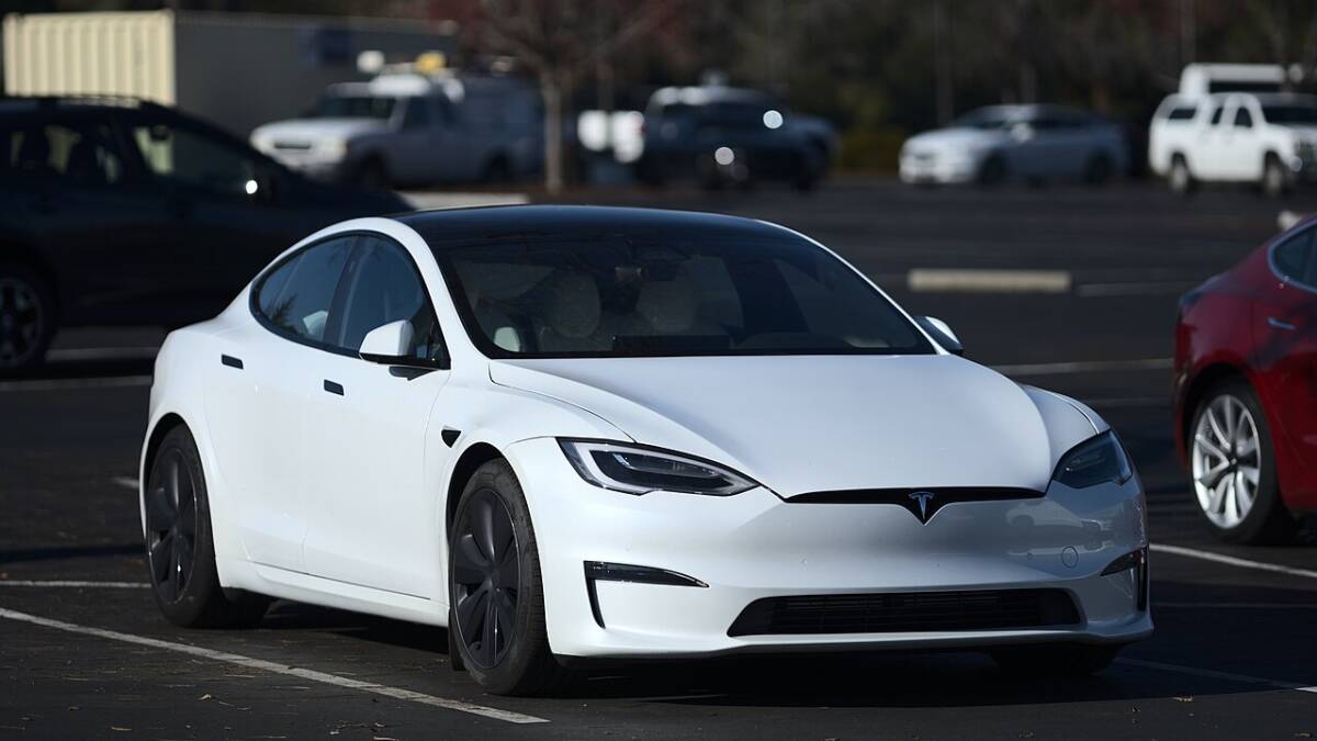 2021 tesla model s p2 long range front right view