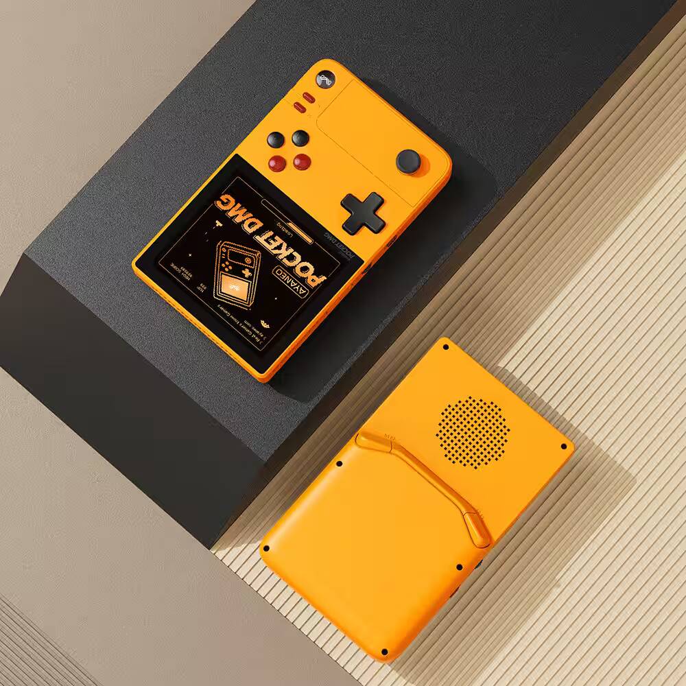 Ayaneo показала новую версию портативной консоли Pocket DMG 2 Портативная игровая консоль Ayaneo Pocket DMG с ярко-оранжевым корпусом вид спереди и сзади