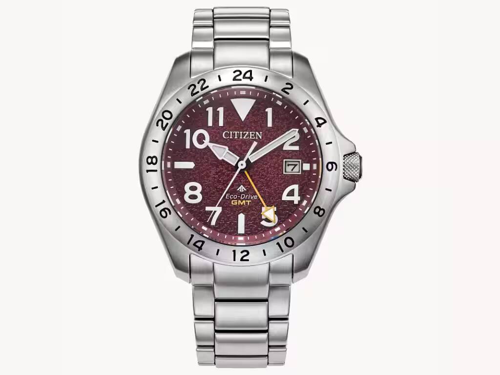 Citizen представила часы Promaster Land GMT с бордовым циферблатом и технологией Eco-Drive 1 Часы Citizen Promaster Land GMT с бордовым циферблатом и металлическим браслетом