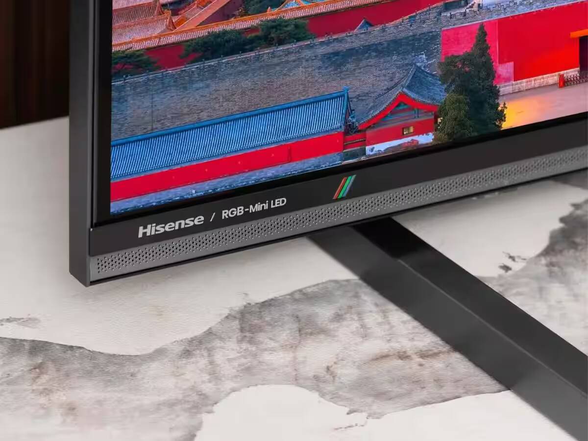 Боковой вид телевизора Hisense E8S RGB MiniLED на столе
