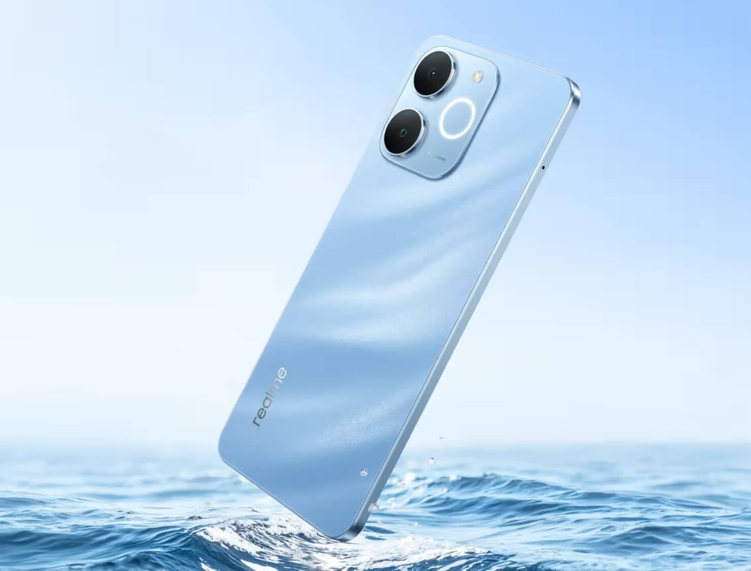 Realme представила бюджетный смартфон P4 Lite 1 Смартфон Realme P4 Lite в воде с зеркальным эффектом
