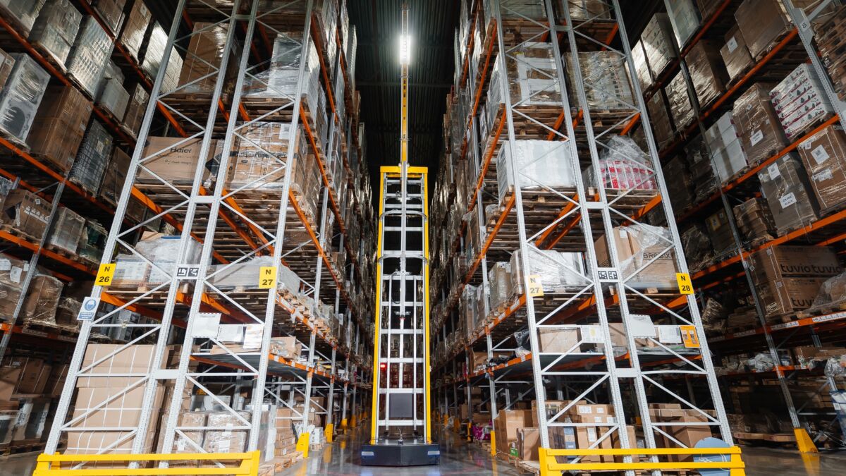 Автоматический робот-инвентаризатор Яндекс Роботикс в складском помещении