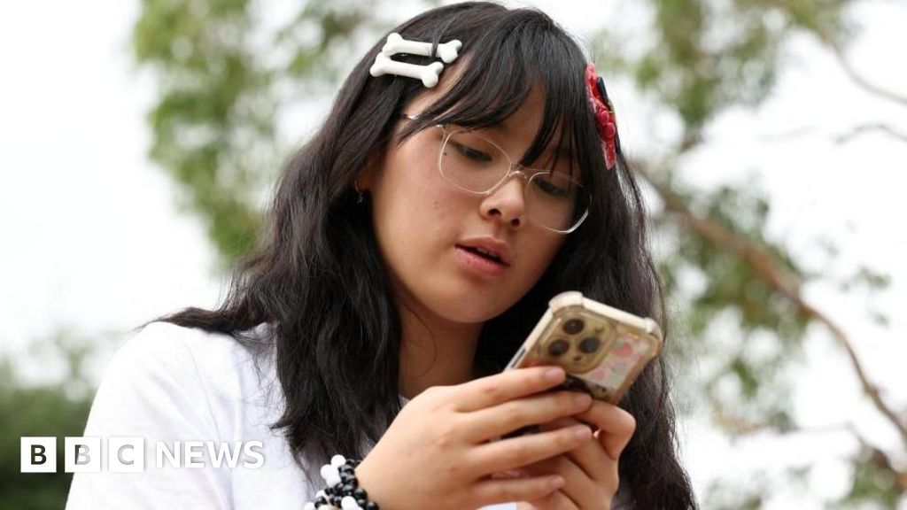 Девушка с телефонами и заколками на голове BBC NEWS