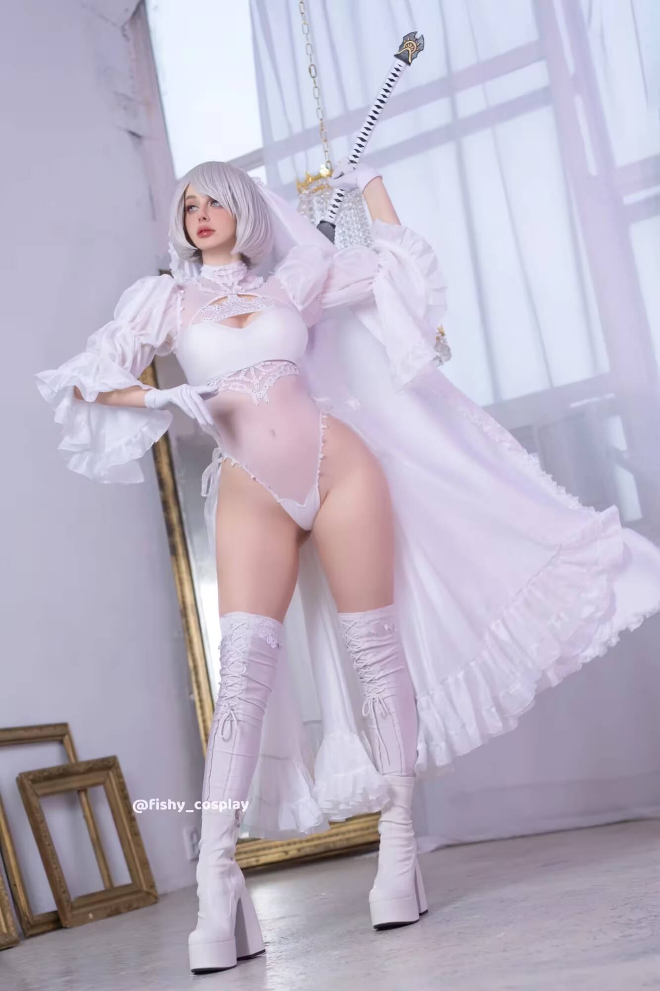 Косплеерши показали 2B и A2 из NieR Automata в белых платьях 18+ 1 Косплеерша в белом платье и сапогах высотой платформы из NieR Automata в ярком освещении