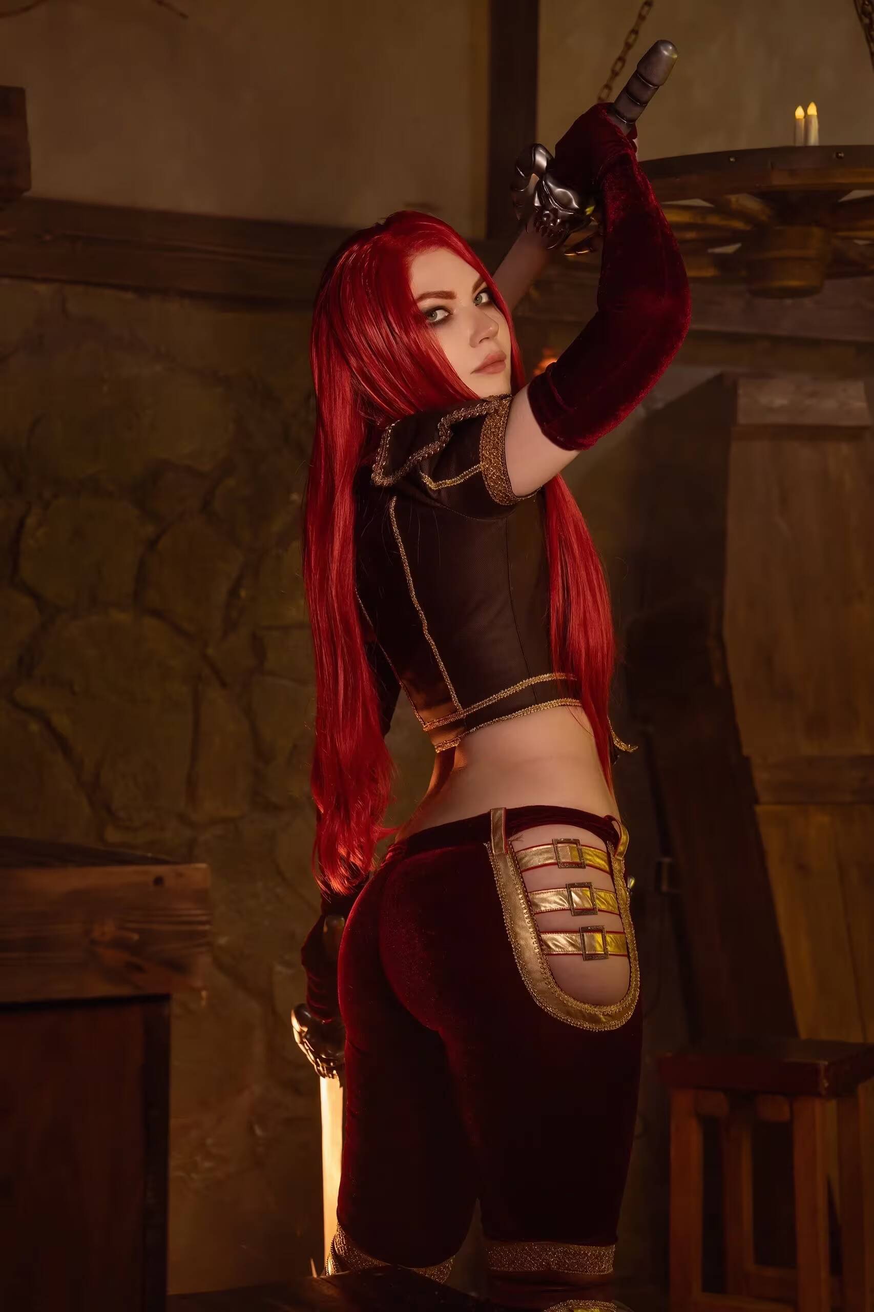 Косплей Катарины из League of Legends с длинными рыжими волосами и особым костюмом