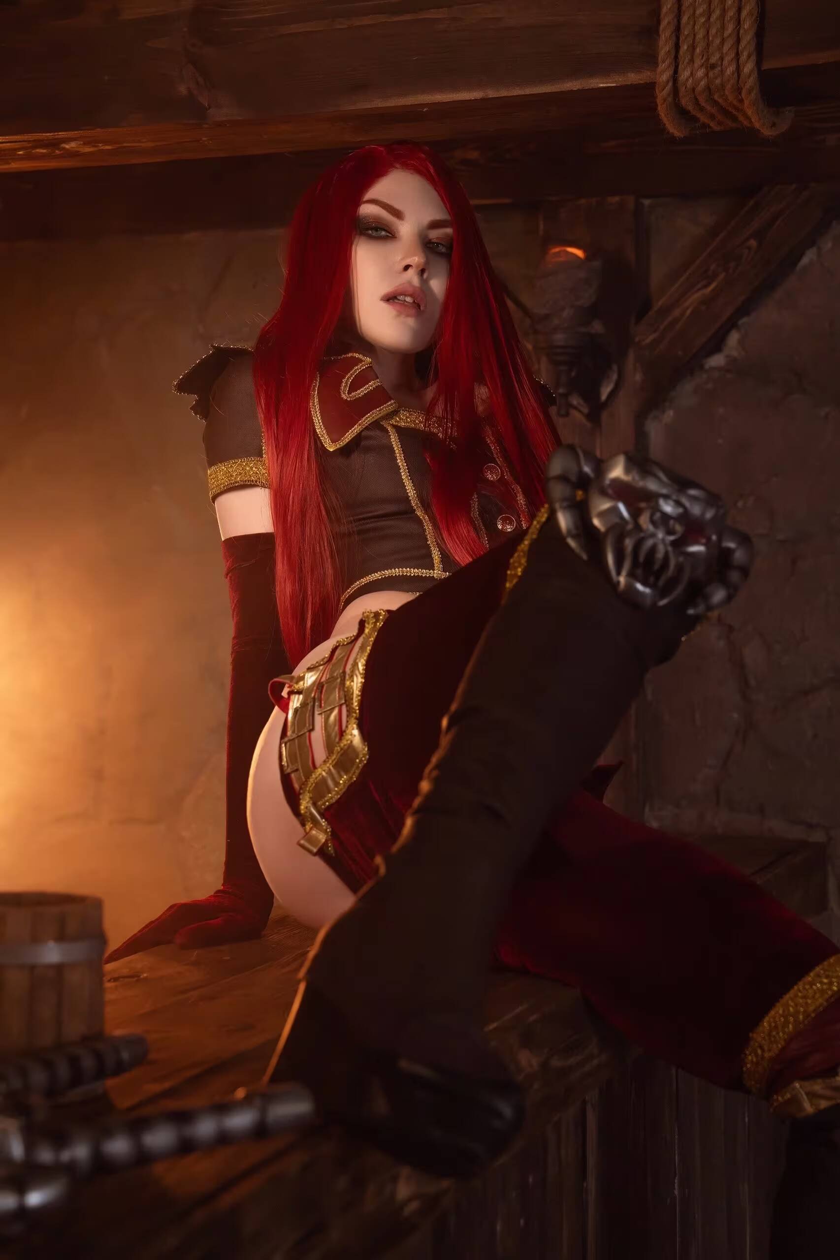 Косплей Катарины из League of Legends с рыжими волосами и тематической одеждой
