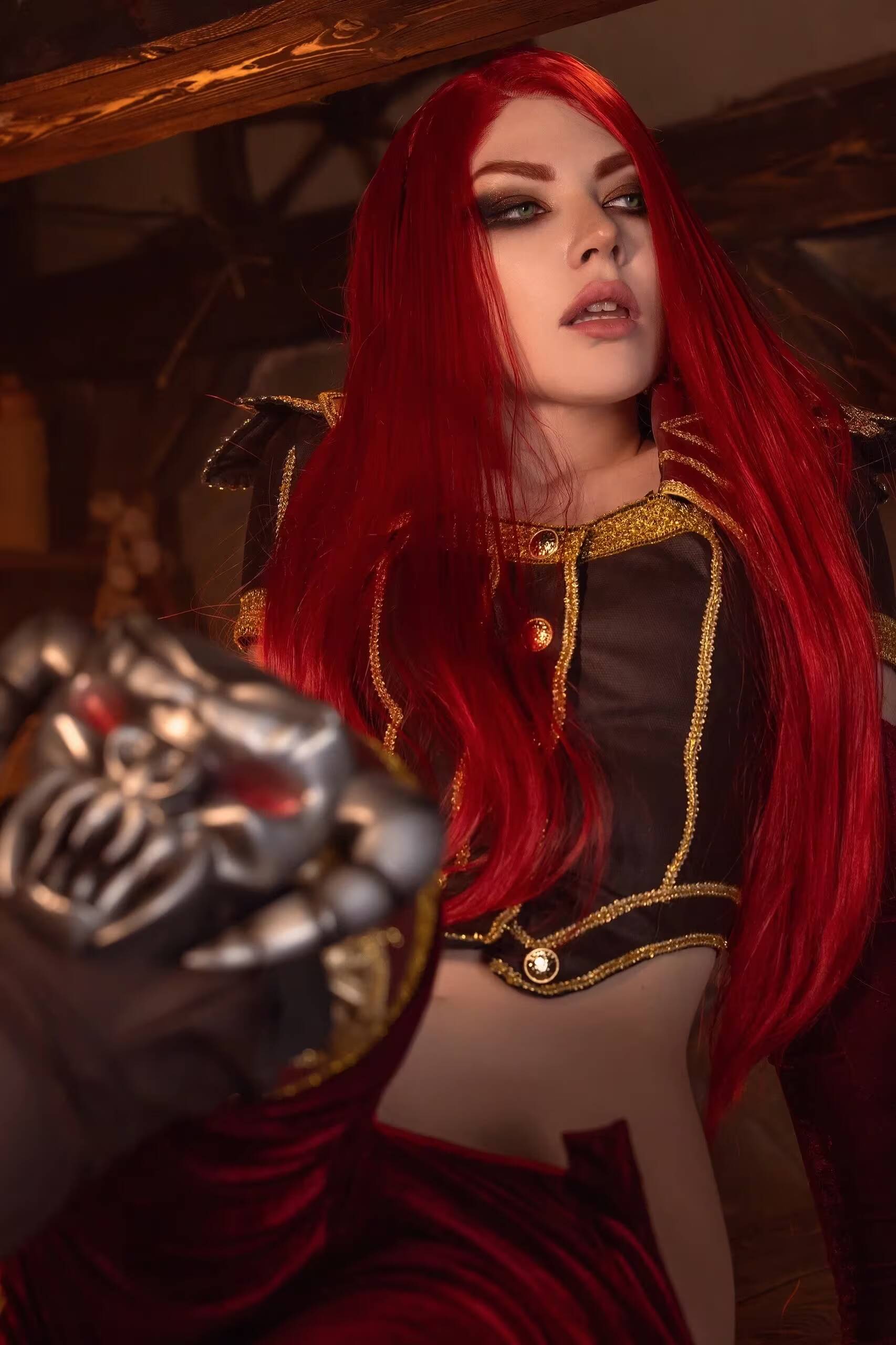 Косплей Катарины из League of Legends с красной длинной прической и черной кожей одежды