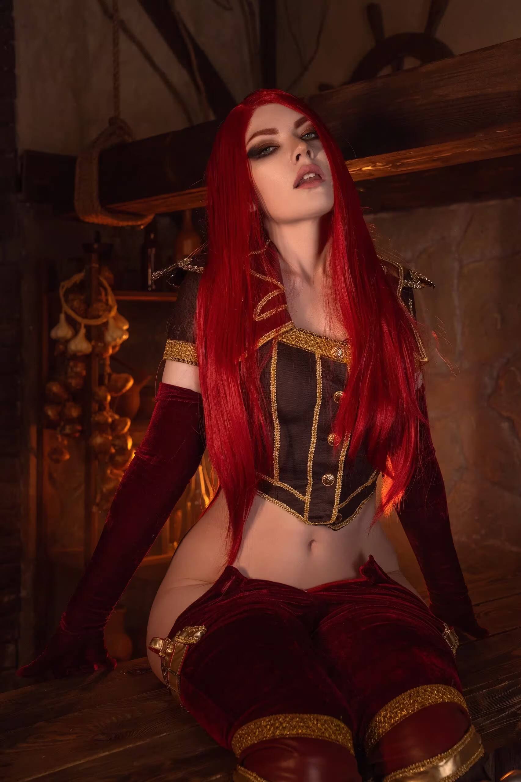 Косплей Катарины из League of Legends с красными длинными волосами и черной и золотой одеждой