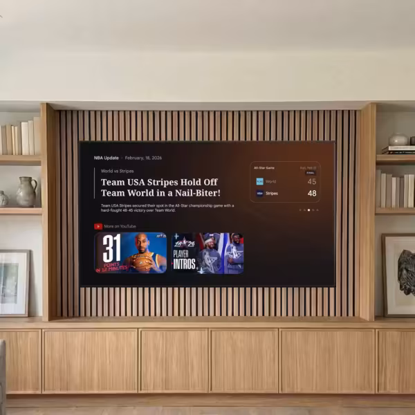 Крупный экран телевизора Google TV с интерфейсом