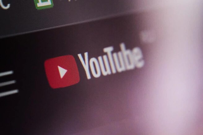 Логотип YouTube на экране компьютера