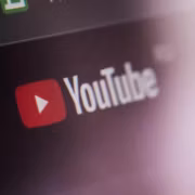 Логотип YouTube на экране компьютера